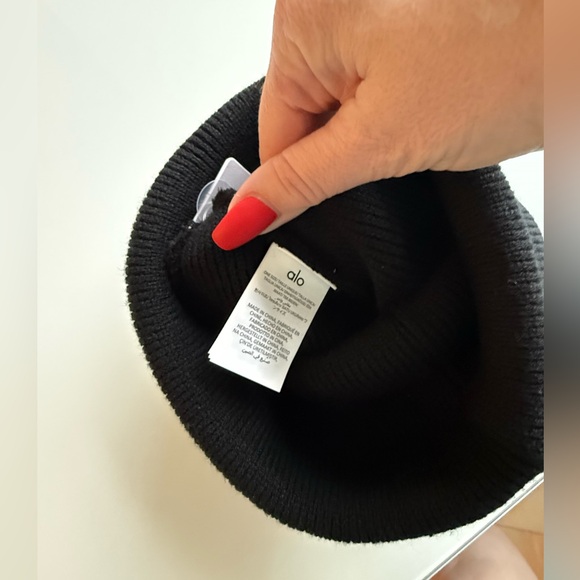 ALO Yoga Beanie - Picture 6 of 8